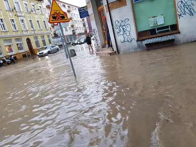 Padało intenstywnie, ale nie specjalnie długo. Burza trwała około 30 minut. I wystarczyło, by zalało miasto.Stan Kłodawki znacznie się podniósł. Czytelnicy podsyłaja nam zdjęcia innych zalanych ulic w Gorzowie. Zobaczcie, jak wygląda nasze miasto po krótkiej ulewie. Wiele ulic dosłownie stoi. Samochody zatrzymują się na jezdni i nie wiedzą co robić. Zalało też PKS, a poziom Kłodawki wyraźnie się podniósł.Zobaczcie na zdjęcia naszych Czytelników.