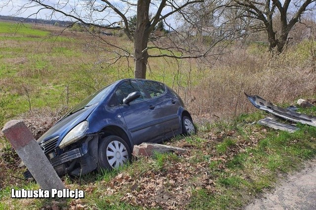 Kobieta siedząca za kierownicą mercedesa, mając ponad dwa promile alkoholu w organizmie, nie była w stanie zapanować nad pojazdem, którym wjechała do rowu. Świadkami zdarzenia byli ratownicy medyczni, którzy udzielili jej pomocy. Ratownicy Medyczni z nowosolskiego Pogotowia Ratunkowego jadąc na zdarzenie, byli świadkami sytuacji, podczas której kierująca mercedesem straciła panowanie nad pojazdem i wjechała do przydrożnego rowu. Ratownicy, którzy zatrzymali się, aby udzielić jej pomocy, od razu wyczuli od kierującej woń alkoholu, więc na miejsce wezwali policję. Funkcjonariusze szybko przyjechali na miejsce, gdzie potwierdzili zgłoszenie. - Zbadali stan trzeźwości kobiety i okazało się, że miała ponad dwa promile alkoholu w organizmie, więc nic dziwnego, że nie mogła zapanować nad pojazdem. Policjanci zatrzymali nowosolance prawo jazdy - mówi sierżant sztabowy Justyna Sęczkowska z Komendy Powiatowej Policji w Nowej Soli. Na szczęście w wyniku zdarzenia nikt nie doznał poważnych obrażeń. Kobieta po wytrzeźwieniu usłyszała zarzut kierowania pojazdem mechanicznym w stanie nietrzeźwości. Za popełnione przestępstwo odpowie przed sądem. Kodeks karny za to przewinienie przewiduje karę do 2 lat pozbawienia wolności, zakaz prowadzenia pojazdów na minimum 3 lata i obligatoryjnie karę finansową. - Nowosolscy policjanci apelują o rozwagę, a ratownikom medycznym dziękują za szybką i skuteczną reakcję - mówi J. Sęczkowska. Wideo: Pijany Romeo i Julia na rowerach w gminie Drezdenko. On miał 1,5, ona 4 promile