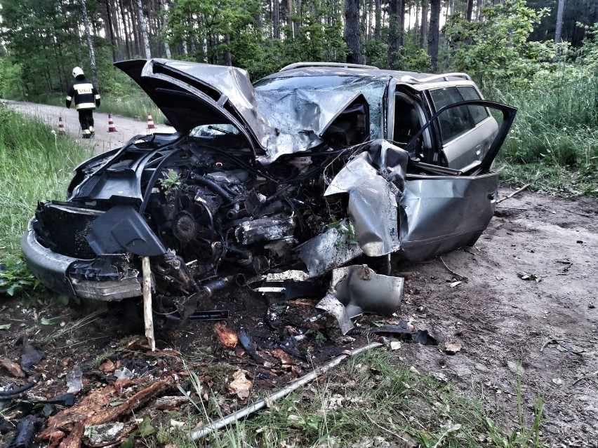 Audi roztrzaskane na drzewie w Dominikowie. Poszkodowanego zabrano do szpitala, sam opuścił pojazd