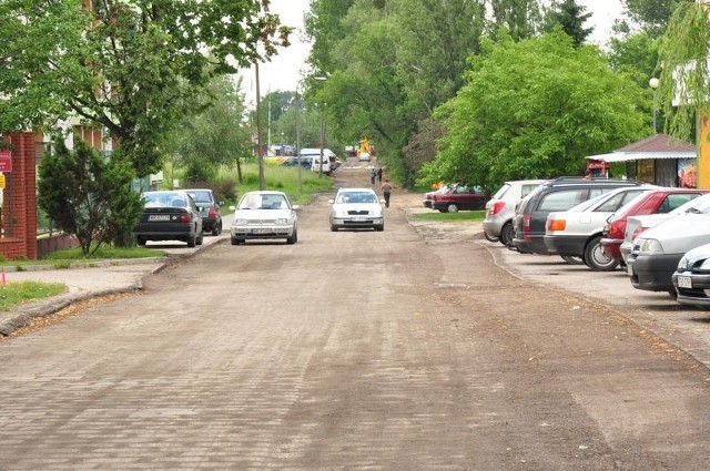 Drogowcy sfrezowali stary asfalt na pierwszym odcinku ulicy Radomskiego (na wysokości bloków).