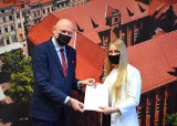 "Mieszkanie dla absolwenta" UMK w Toruniu. Pięć osób dostało klucze do mieszkań [zdjęcia]
