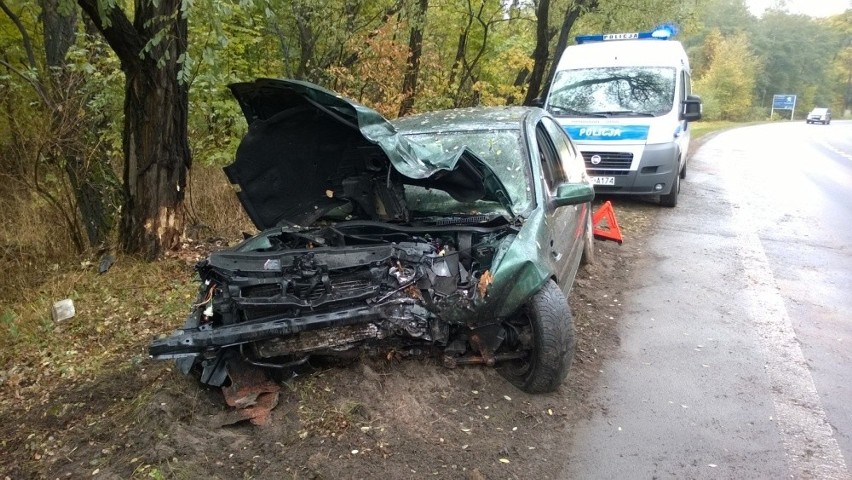Wypadek na Strykowskiej. Samochód uderzył w drzewo