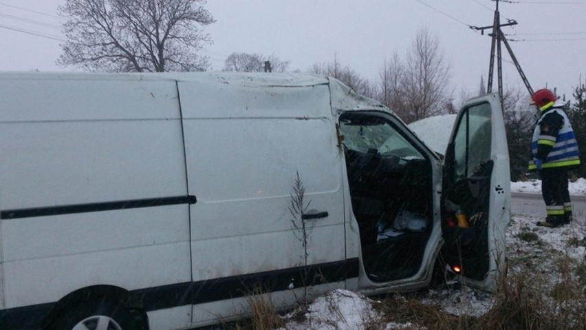 W miejscowości Cimochy bus wypadł z drogi, dachował, a...