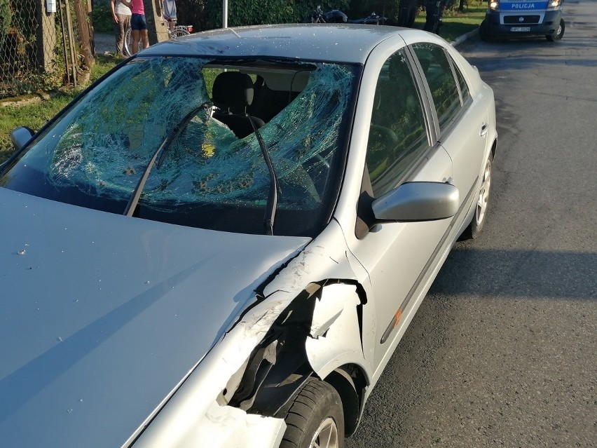 Wypadek w powiecie radziejowskim. Motocyklista niemalże wpadł do samochodu, który w niego uderzył [zdjęcia]