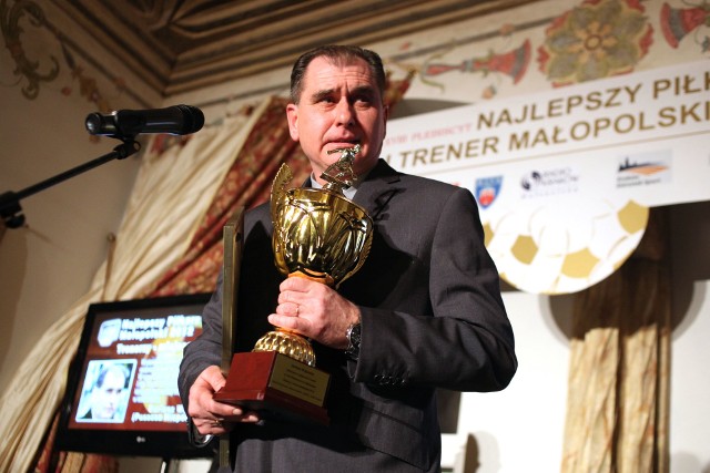 Dariusz Wójtowicz - wówczas trener Puszczy Niepołomice - jako laureat w plebiscycie na Najlepszego Trenera Małopolski w 2011 roku