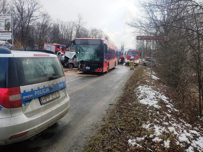 Żywiec. Wypadek autobusu MZK. Zderzył się z busem. Są ranni