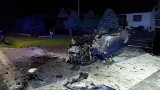 Koszmarnie wyglądający wypadek w Dąbrowie Tarnowskiej. Osobowy volkswagen roztrzaskał się na betonowym mostku i dachował