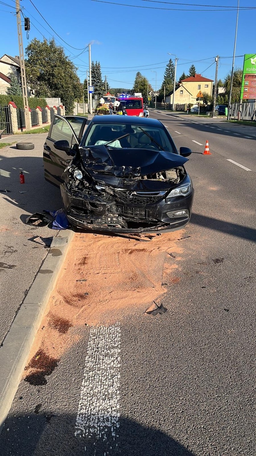 Wypadek w Korzecku. BMW staranowało ogrodzenie i uderzyło w budynek. Do szpitala zabrano dwie osoby