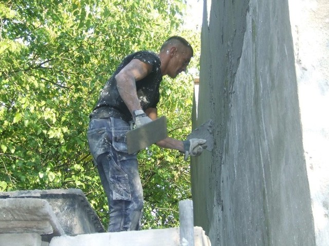 Artur Lichnerowicz podczas robót budowlanych
