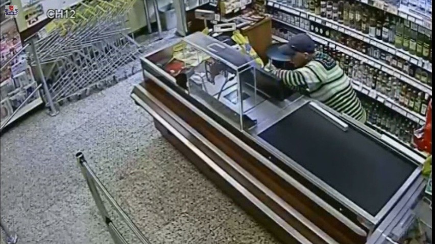 Kradzież w sklepie przy Nadbystrzyckiej. Złodzieje ukradli z kasy 1500 złotych (WIDEO)
