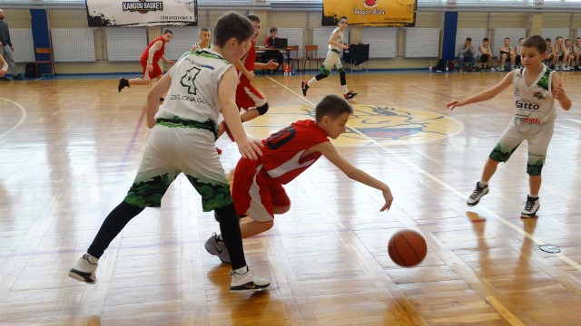 W sobotę 10 marca w sali Szkoły Podstawowej nr 13 młodzi koszykarze z Gorzowa i Zielonej Góry walczyli w Lubuskiej Ligi Koszykówki. Najpierw zaprezentowało się Kangoo, czyli organizator turnieju, która zmierzyła się z SKM Zastal Zielona Górą. W starciu górą okazali się przyjezdni, którzy wygrali bardzo wysoko. Drugą ekipą "pożartą" przez niepokonany Zastal był MKK Basket. Z tą różnica, że gorzowianie zaprezentowali się znacznie lepiej w meczu przeciw zielonogórzanom. Trzecie spotkanie dla miejscowych kibiców było "wisienką na torcie", gdyż mogli podziwiać derby miasta. W nich MKK pokonał Kanggo. Przekonajcie się, co działo się w tych konfrontacjach!OBEJRZYJ TEŻ Ten chłopak stał się bohaterem całej szkoły. Decydujący rzut oddał w ostatniej sekundzie meczu, z odległości... 21 metrów