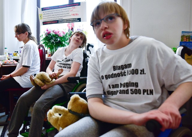 Podczas ubiegłorocznego protestu w Sejmie niepełnosprawni upominali się o 500 zł comiesięcznego dodatku „na godne życie”. Gdy kończyli 18 lat, kończyło się  też 500 zł na dziecko