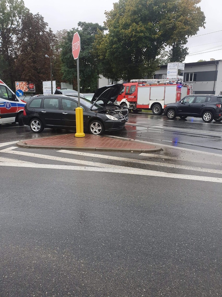 Wypadek w gminie Zielonki na krajowej siódemce. Na śliskiej jezdni zderzyły się dwa pojazdy