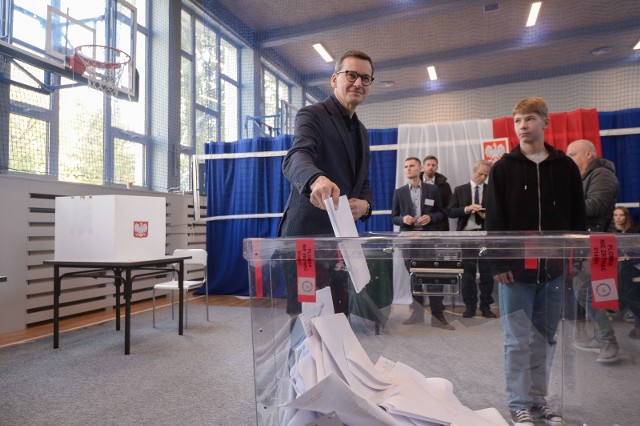 Premier Mateusz Morawiecki zaapelował, aby poczekać na oficjalne wyniki wyborów. Zapowiedział, że będą starali się utworzyć stabilny rząd.