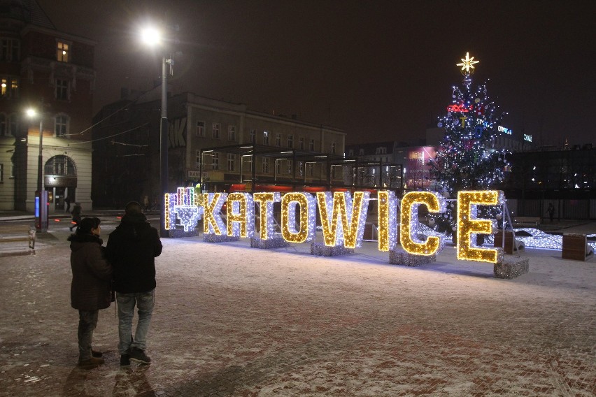 Lampki na bożonarodzeniowej choince w Katwicach już świecą....