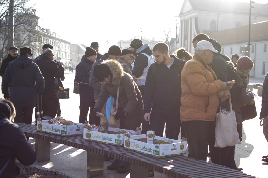 Rolnicy rozdawali jabłka na placu Litewskim. "Jesteśmy odcięci od rynku"