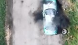 Wojna na Ukrainie. Dron zrzuca granat na rosyjski samochód [WIDEO]