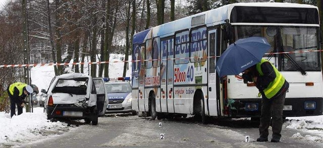 W wypadku w Niechobrzu tico zderzyło się z autobusem.