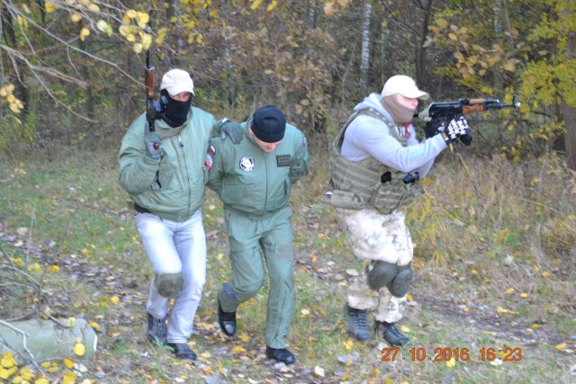 W jednym z epizodów ćwiczeń żołnierzy z bazy na Sadkowie było odbicie pilota z rąk terrorystów.