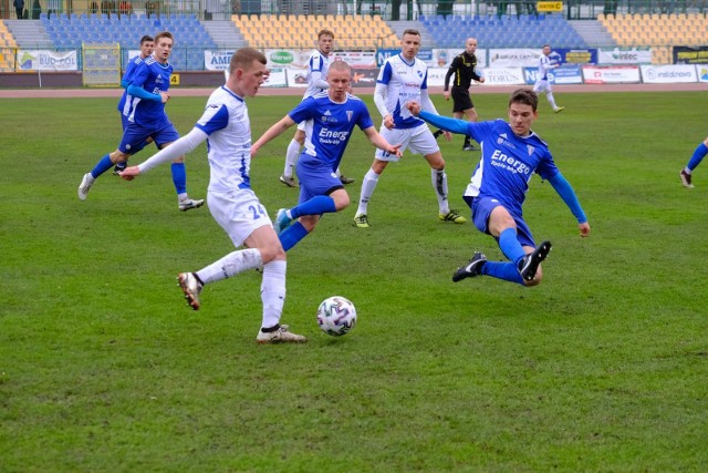 Unia Swarzędz została nowym liderem Artbud IV ligi. "Duma Swarzędza" pokonała w 20. kolejce Mieszko Gniezno 3:0.
