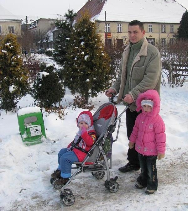 Janusza Majewicza z córkami Marceliną i Nadią spotkaliśmy na spacerze. Według niego ludzie powinni korzystać ze specjalnych pojemników na psie kupy.