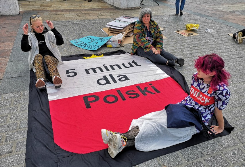 Hyde park w sprawie Polski na krakowskim Rynku. Inicjatywa w ramach Strajku Kobiet