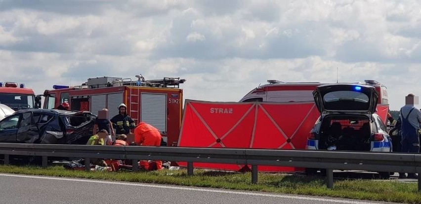 Śmiertelny wypadek na S8 pod Oleśnica. W zderzeniu 4 aut zginęło 5-letnie dziecko (ZDJĘCIA)