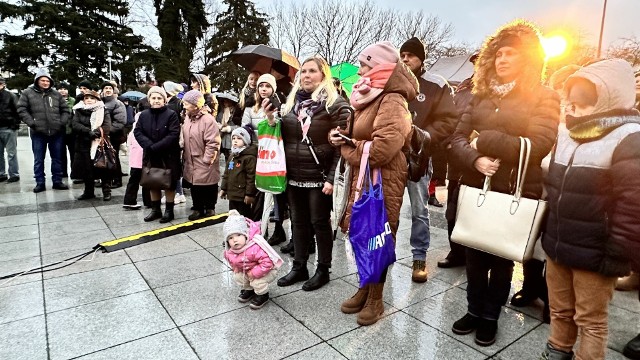 Wigilia Miejska w Sandomierzu przyciągnęła wielu mieszkańców, którzy wspólnie świętowali.