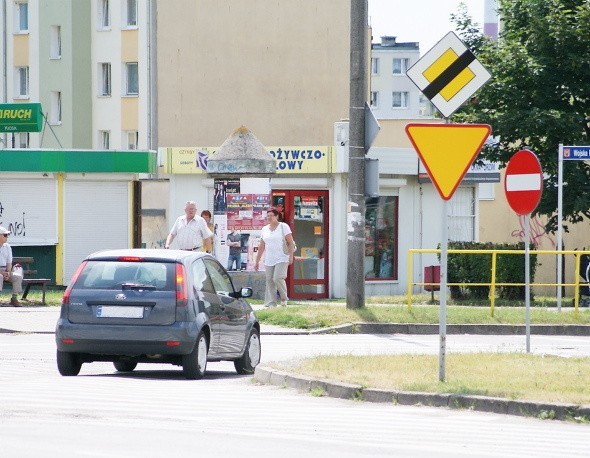 Nowe zasady ruchu obowiązują już ponad tydzień, a niektórzy kierowcy cały czas jeżdżą na pamięć