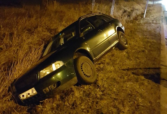 Auto wjechało do rowu