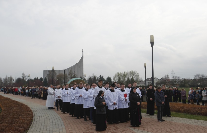 Tłum wiernych na Drodze Krzyżowej w Parku Papieskim w Rzeszowie [ZDJĘCIA]