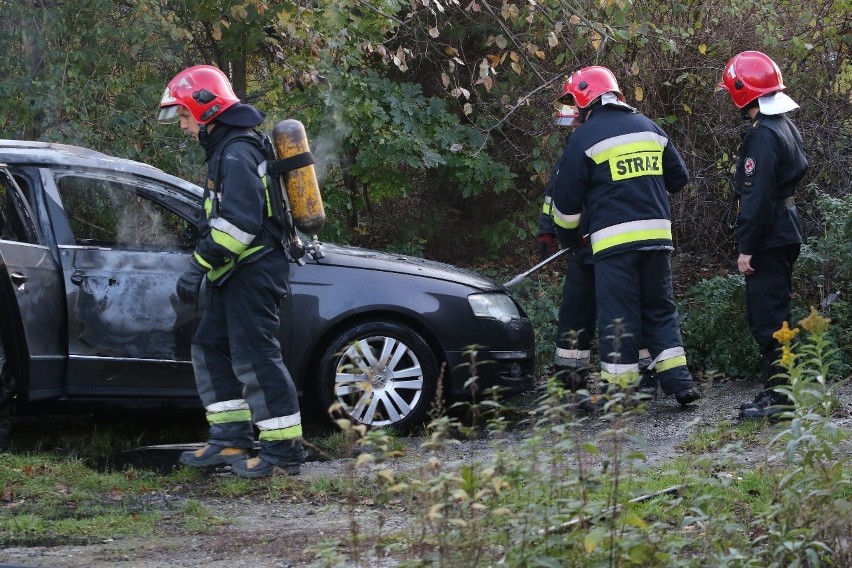 Pożar na Popowicach. Spłonął vw passat (ZDJĘCIA)