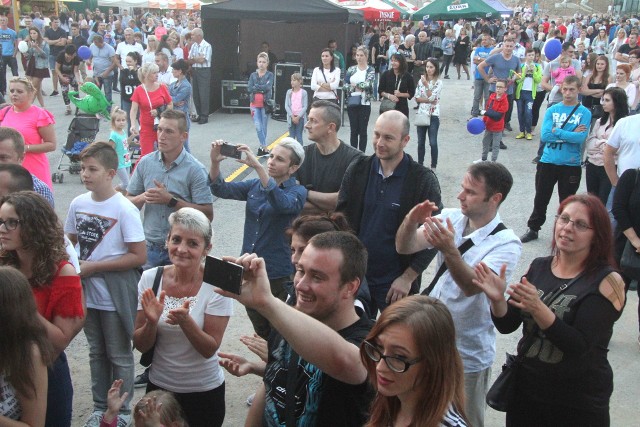 Zespół Rompey poderwał publiczność  w czasie święta gminy Sitkówka Nowiny do zabawy