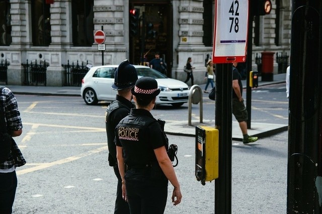 Sześciu policjantów z trudem obezwładniło napastnika we wschodnim Londynie.