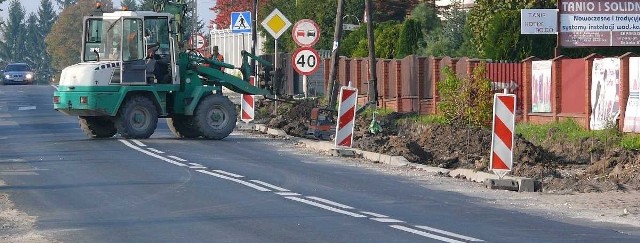 Przy ulicy Jędrzejowskiej we Włoszczowie budowany jest chodnik dla pieszych. Przydałby się też remont nawierzchni samej drogi.