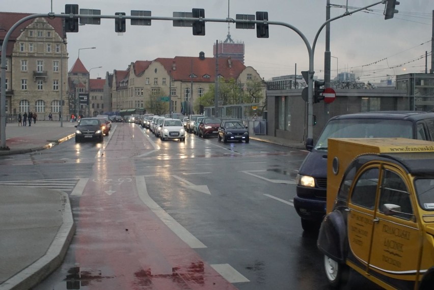 Wątpliwości wzbudziła też droga rowerowa na rondzie...