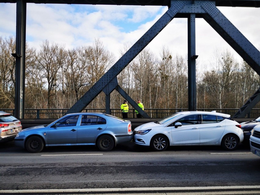 Wypadek na moście w Toruniu. Około godz. 10. na moście im....