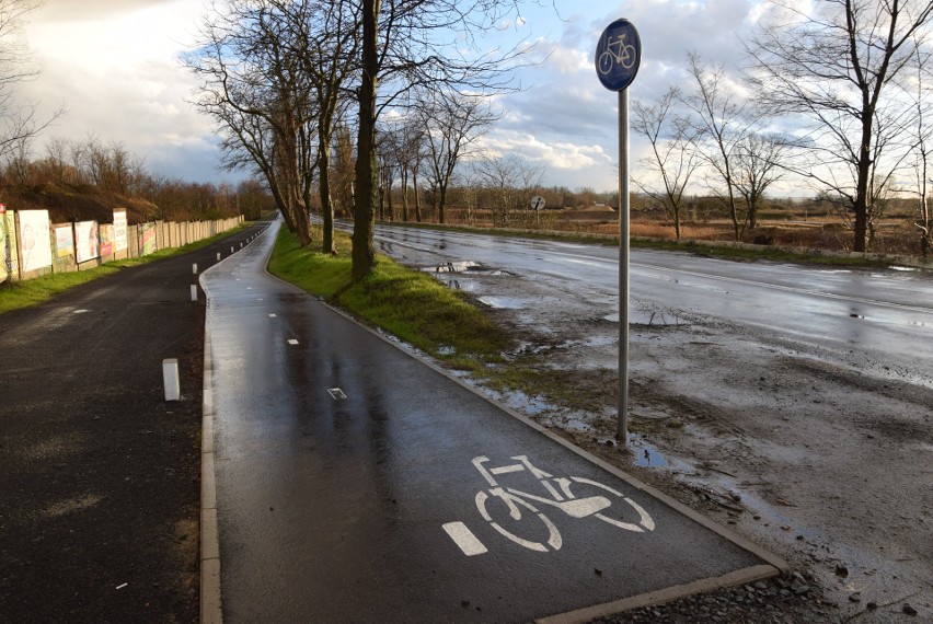 Dojedziemy już nową ścieżką rowerową do starego mostu w...