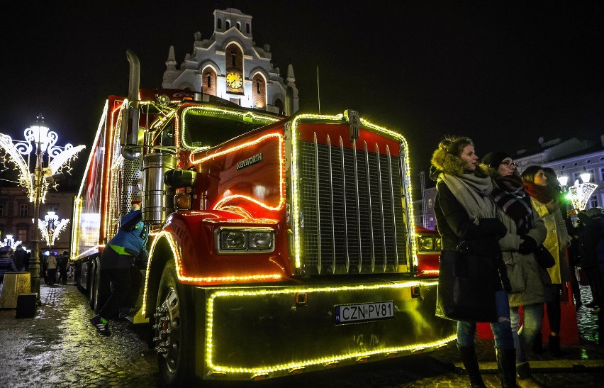 Legendarna ciężarówka Coca-Coli na Rynku w Rzeszowie.
