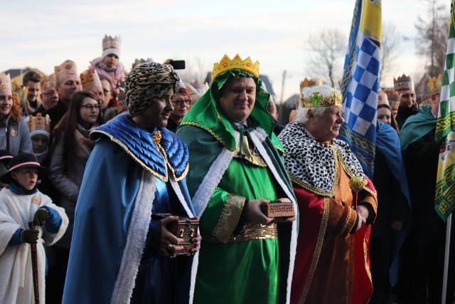 Trzej Królowie w Małkowicach. Nz. od lewej Baltazar (Filip Perłak), Melchior (Jan Janusz) i Kacper (Jan Gierałt). W Orszaku uczestniczyło ponad 700 osób.