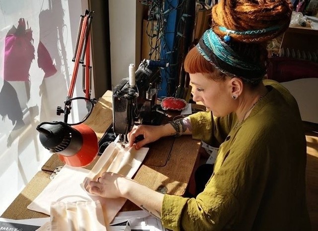 W pracowni "Tęczy" kostiumolożka Ola Chrzan szyje maseczki dla wolontariuszy szpitala