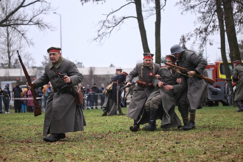 Zobacz zdjęcia z rekonstrukcji wydarzeń z 1919 roku ->