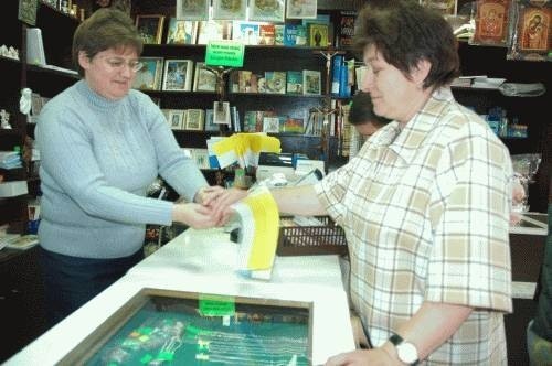 Brygida Dembończyk kupiła chorągiewkę u Ireny Stefanides, w księgarni w Kędzierzynie-Koźlu.