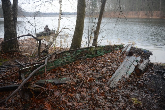 Nielegalne sieci i leśne pułapkiKłusownicy rozstawiają sieci na wielkopolskich jeziorach zwłaszcza przed świętami. Robią to dla zysku