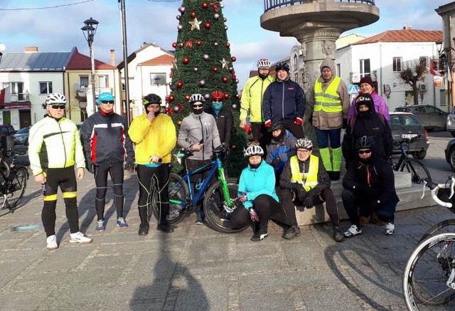 Rowerzyści z klubu &bdquo;Szydłowiec Bike Team&rdquo; dotrzymali tradycji i w Nowy Rok ponownie wyruszyli na trasę. Przypomnijmy, że sezon zakończyli w połowie listopada. Wielu członk&oacute;w klubu przejechało w całym 2019 roku nawet sześć, czy siedem tysięcy kilometr&oacute;w! Jechali między innymi na pielgrzymkę do Częstochowy, czy w drugim szydłowieckim Rajdzie dla Niepodległej. W Nowy Rok czternastu kolarzy spotkało się, aby otworzyć nowy, rowerowy sezon. Ulicami Szydłowca, ale nie tylko, przejechali około 30 kilometr&oacute;w. Jak sami przyznali, pogoda dopisywała, dlatego kr&oacute;tka wycieczka udała się idealnie.