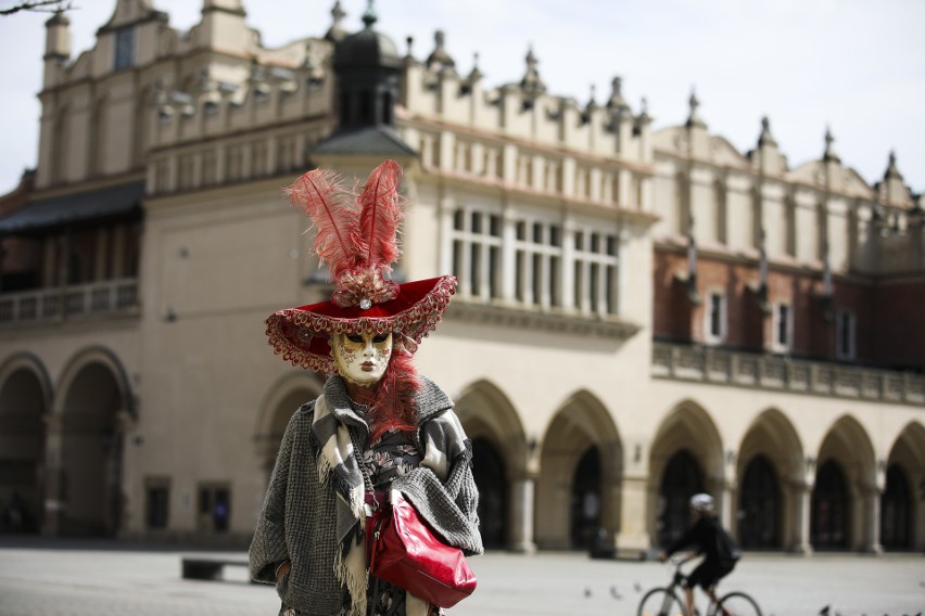 "Bal maskowy" na ulicach Krakowa, czyli jak urozmaicić obowiązek zakrywania ust i nosa. Oryginalne, kolorowe maseczki [GALERIA]