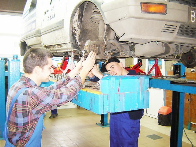 Szkoła przygotowuje do zawodu między innymi przyszłych mechaników samochodowych