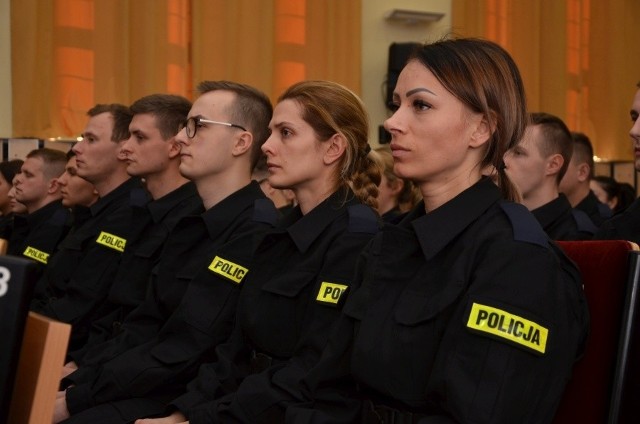 Nowo przyjęci w ostatnich dniach do służby policjanci rozpoczęli szkolenie zawodowe podstawowe w policyjnych szkołach. Przez ponad sześć miesięcy między innymi w słupskiej Szkole Policji młodzi ludzie zdobywać będą wiedzę i umiejętności, które pozwolą im na rozpoczęcie policyjnej służby. Wtorek jest pierwszym pełnym dniem pobytu w jednostce szkoleniowej.Młodzi policjanci, kierowani na szkolenie zawodowe podstawowe to osoby, które do Policji wstąpiły kilka dni temu. Po złożeniu ślubowania i otrzymaniu legitymacji służbowej, każdy z nich musi przejść obowiązkowe szkolenie zawodowe podstawowe, które pozwoli im w przyszłości pełnić służbę na podstawowych stanowiskach wykonawczych w pionie prewencji.W zainaugurowanej edycji szkolenia uczestniczą funkcjonariusze z różnych stron kraju. Nowo przyjętych do służby policjantów na szkolenie do Słupska skierowały Komendy Wojewódzkie Policji w Gorzowie, Poznaniu i Szczecinie. Wśród rozpoczynających szkolenie panie stanowią prawie 25 procent składu kompanii.W murach policyjnych szkół słuchacze przebywać będą do 10 października. Przed nimi okres intensywnej nauki, w trakcie której zdobywać będą niezbędną wiedzę i umiejętności. Pod koniec nauki odbędą także - w ramach praktyk - pierwsze służby w terenie, pod okiem starszych kolegów. Całe szkolenie zakończone zostanie egzaminem, uzyskanie oceny pozytywnej będzie dla słuchaczy początkiem prawdziwej służby w Policji.W trakcie inauguracji odczytano list Komendanta Głównego Policji, skierowany do nowo przyjętych policjantów. Gen.insp. dr Jarosław Szymczyk, zwracając się do policjantów, powitał ich w szeregach policyjnych i podkreślił wagę pierwszego, obowiązkowego szkolenia, które pozwolić ma w przyszłości na realizowanie codziennych czynności związanych z interwencjami policyjnymi.- "[...] Pragnieniem moim jest, aby każdy z Was, od dzisiaj, tworzył historię Policji. Stanowiąc teraz jedność musicie pamiętać o wzajemnym szacunku, pomocy, współpracy i zaufaniu. W tym zakresie możecie liczyć na wsparcie ze strony przełożonych, przedstawicieli kadry, a także bardziej doświadczonych koleżanek i kolegów. [...] Na początku drogi policyjnej, życzę wam realizacji wszystkich planów, zarówno w życiu zawodowym, jak i osobistym." - napisał w liście do nowych policjantów Komendant Główny Policji.Uroczystego otwarcia kursu w auli słupskiej Szkoły Policji dokonał Komendant Szkoły insp. Jacek Gil. W swoim przemówieniu Komendant zwrócił uwagę między innymi na fakt, że poprzez włożenie policyjnego munduru słuchacze stali się częścią struktury o szczególnej dyscyplinie służbowej. Insp. Jacek Gil zwrócił również uwagę słuchaczy na fakt, że jest to ich pierwsze i najważniejsze szkolenie, a dopiero późniejsza wieloletnia służba w terenie sprawi, że będą policjantami z krwi i kości, a także reprezentantami państwa.Komendant mówił również o bardzo rozległym materiale, który podczas szkolenia będą musieli opanować słuchacze oraz o lipcowych obchodach jubileuszu 100-lecia polskiej Policji.Pierwsze tygodnie nauki i służby to tak zwany okres unitarny, podczas którego słuchacze muszą dokładnie zapoznać się z regulaminami musztry oraz codziennym funkcjonowaniem z w jednostce zhierarchizowanej. Okres unitarny, jest ważny również dlatego, że wobec braku obowiązkowej służby wojskowej, dla większości młodych ludzi jest to pierwszy kontakt mundurem, a w dalszej perspektywie również z bronią.Rota policyjnego ślubowania."Ja, obywatel Rzeczypospolitej Polskiej, świadom podejmowanych obowiązków policjanta, ślubuję: służyć wiernie Narodowi, chronić ustanowiony Konstytucją Rzeczypospolitej Polskiej porządek prawny, strzec bezpieczeństwa Państwa i jego obywateli, nawet z narażeniem życia. Wykonując powierzone mi zadania, ślubuję pilnie przestrzegać prawa, dochować wierności konstytucyjnym organom Rzeczypospolitej Polskiej, przestrzegać dyscypliny służbowej oraz wykonywać rozkazy i polecenia przełożonych. Ślubuję strzec tajemnic związanych ze służbą, honoru, godności i dobrego imienia służby oraz przestrzegać zasad etyki zawodowej."Art. 27 Ustawy z dnia 6 kwietnia 1990 r. o Policji 