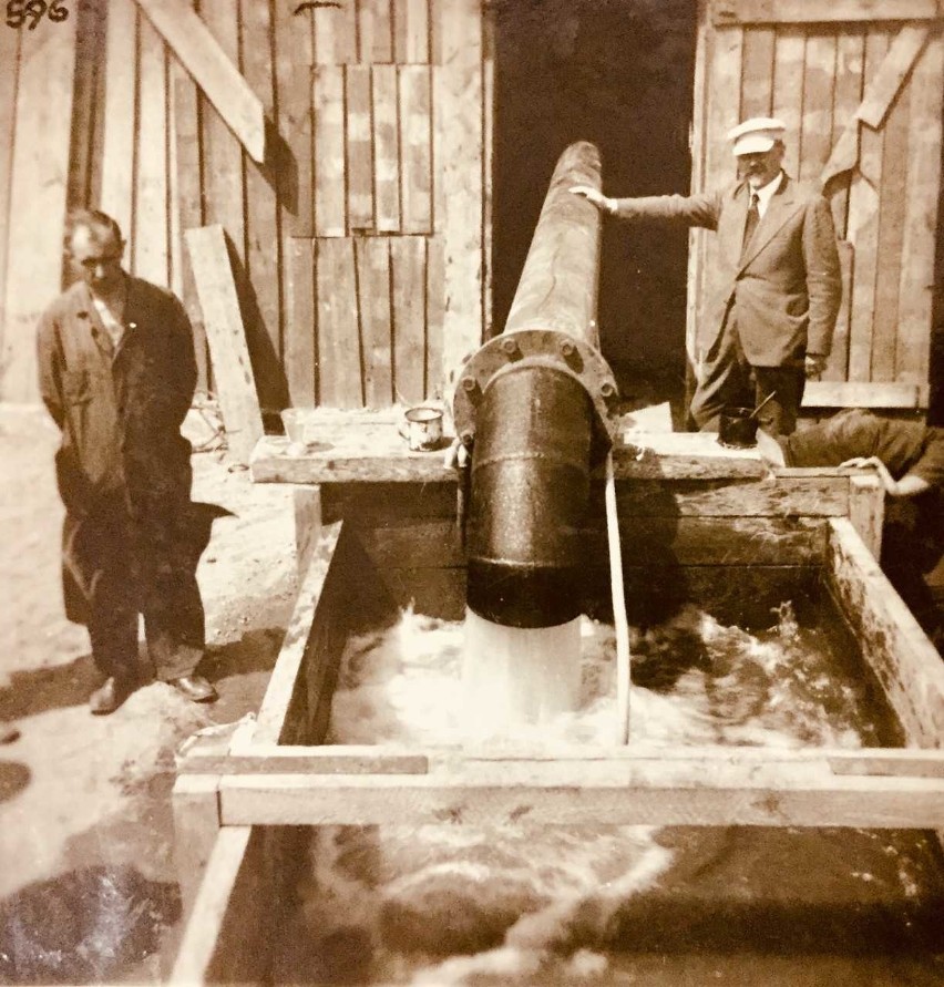 Archiwalne zdjęcie z 1934 r. - budowa pierwszej studni...