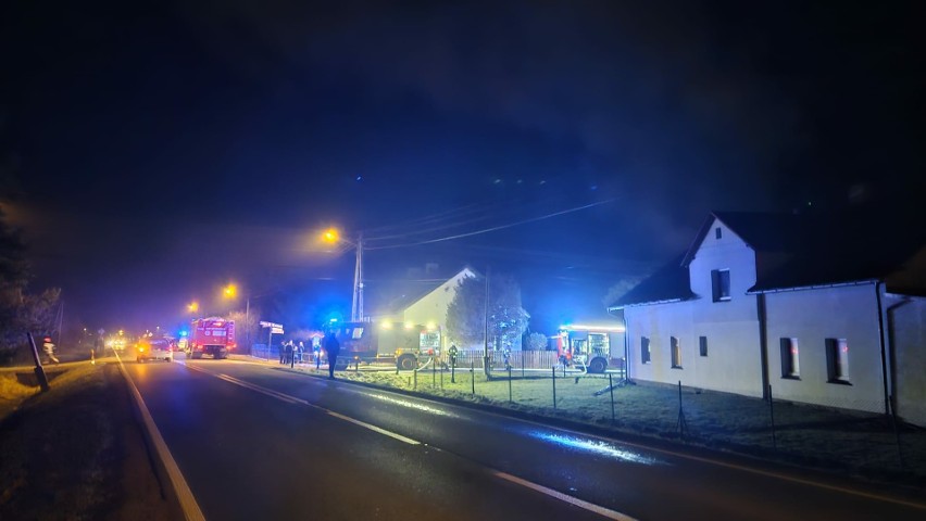 Przez 5 godzin strażacy walczyli z nocnym pożarem budynku gospodarczego w Łące Prudnickiej. Spłonął warsztat pszczelarski